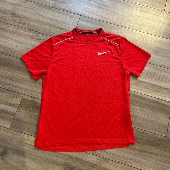 Nike Red Athletic‎ Workout Shirt Men Medium Bin M-29 - Picture 1 of 6